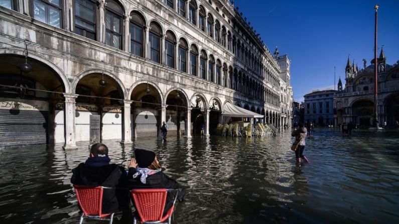 Los turistas disfrutaron de la ciudad inundada, pero los negocios y locales sufrieron grandes daños. Crédito: Filippo Monteforte/AFP/Getty Images