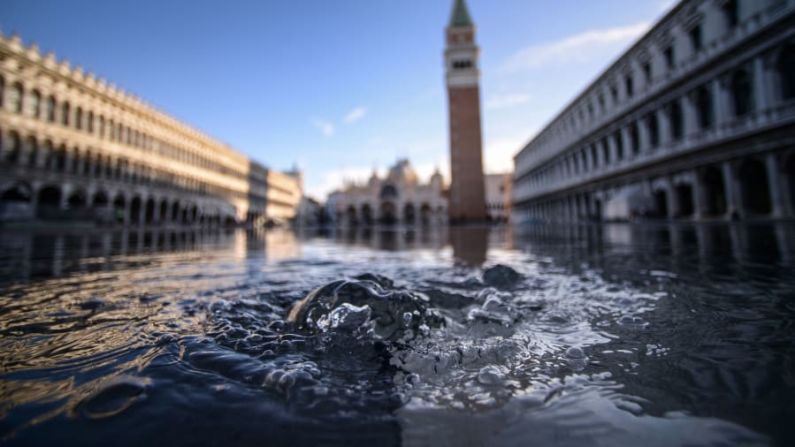 La Plaza de San Marcos seguirá inundándose pues se inunda a 90 cm, 10 menos de lo previsto por el sistema de barreras MOSE. Crédito: Filippo Monteforte/AFP/Getty Images