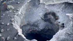 CNNE 1125169 - dron ingresa al interior del crater del volcan y muestra como se cierra