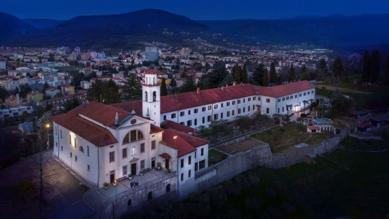 Monasterio de Kostanjevica: un circuito ligero de dos horas alrededor del valle inferior de Vipava lleva a los ciclistas desde Nova Gorica a Dornberk y viceversa, pasando por el castillo de Miren y el monasterio de Kostanjevica.