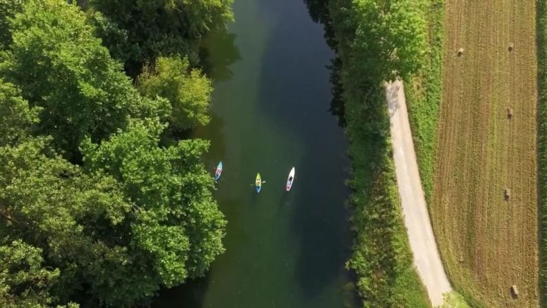 En el agua: a lo largo del río Vipava se pueden ver personas haciendo kayak y surfistas de remo recorriendo este exuberante paisaje.