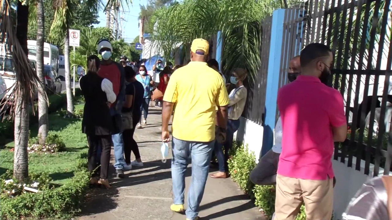 CNNE 1125427 - asi reaccionan en republica dominicana al mandato de dosis de refuerzo