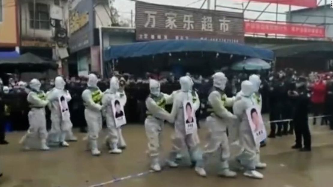 La policía china hace desfilar a los sospechosos de contrabando de personas en la ciudad de Jingxi, provincia de Guangxi, el martes.