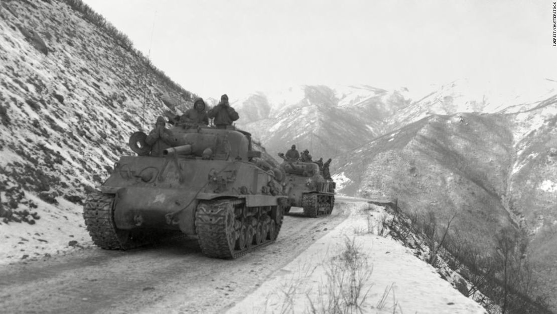 Un convoy de tanques Sherman M-4A3 de EE.UU. viaja por el paso de Funchilin, en Corea del Norte, en 1950.