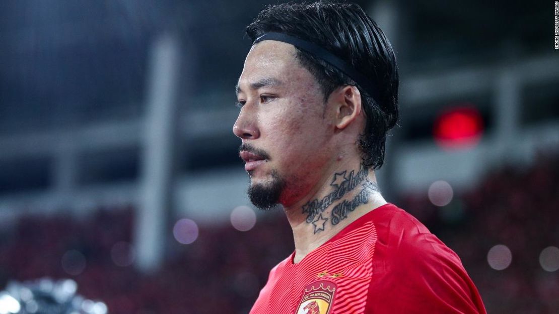 Zhang Linpeng de Guangzhou Evergrande observa durante el partido de la Liga de Campeones de la AFC entre el equipo chino y Kashima Antlers en el Estadio Tianhe el 28 de agosto de 2019 en Guangzhou, China.