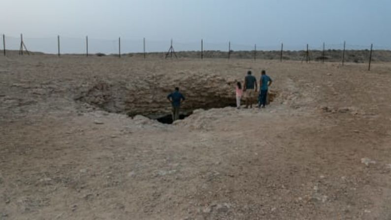 Un agujero en el suelo: se dice que el sumidero de Musfur es el sumidero accesible más profundo que se haya descubierto en Qatar.