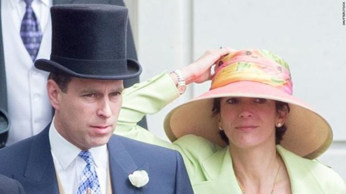 El príncipe Andrés y Ghislaine Maxwell son vistos en Royal Ascot en el Reino Unido el 22 de junio de 2000. Crédito: Shutterstock