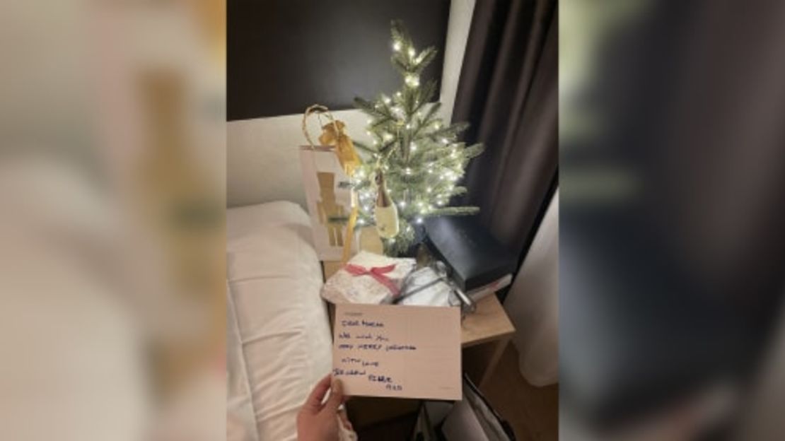 Marisa Fotieo recibió regalos, un árbol y una tarjeta de los auxiliares de vuelo mientras estaba en cuarentena en Islandia.