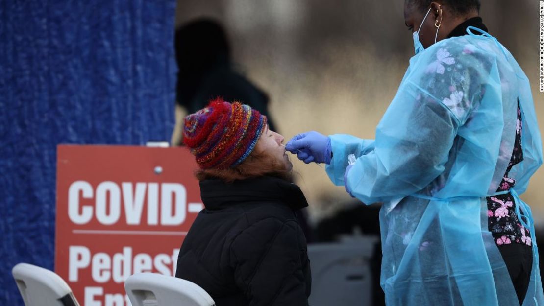 Una mujer se somete a una prueba de covid-19 en un centro de pruebas de conducción en North Bergen de Nueva Jersey, el 22 de diciembre de 2021.