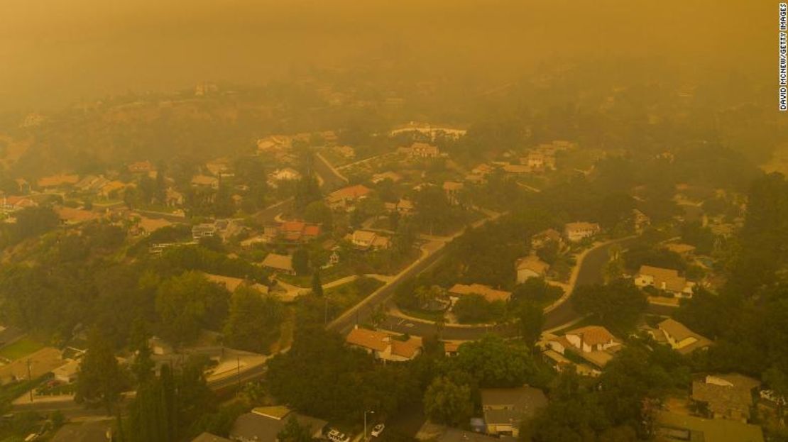 Vista aérea de barrios en Monrovia, California, tapados por el humo del incendio Bobcat el 13 de septiembre.