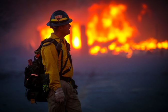 LOUISVILLE, CO - 30 DE DICIEMBRE: Un bombero forestal de Mountain View camina a través del humo y la neblina después de que un rápido incendio arrasó el área en el vecindario Centennial Heights de Louisville, Colorado el 30 de diciembre de 2021. (Foto de Marc Piscotty / Getty Images