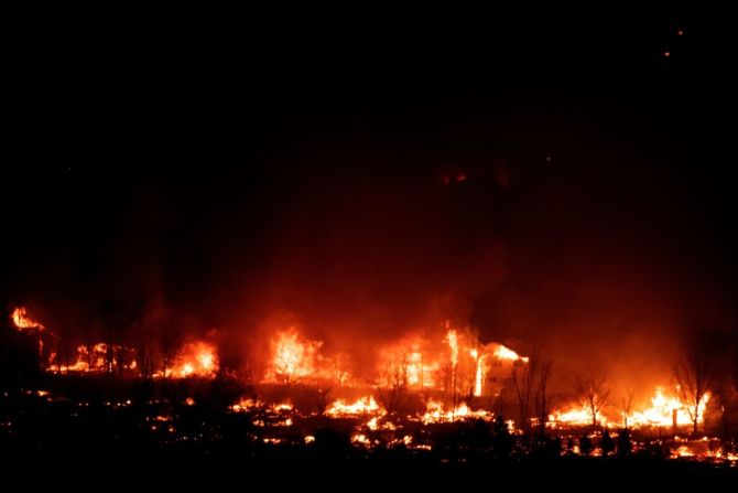 Las llamas envuelven hogares mientras el incendio Marshall se propaga a través de un vecindario en la ciudad de Superior en el condado de Boulder, Colorado, el 30 de diciembre de 2021.