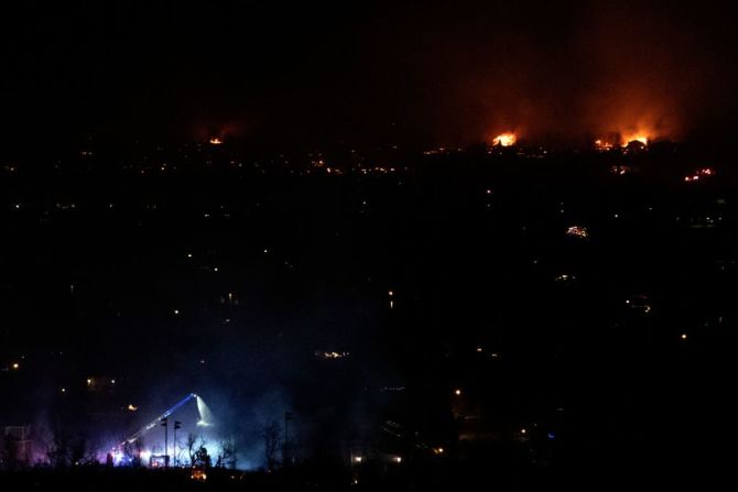 El personal de bomberos extingue un incendio en una estructura mientras el incendio Marshall se propaga a través de un vecindario en la ciudad de Superior en el condado de Boulder, Colorado, el 30 de diciembre de 2021.