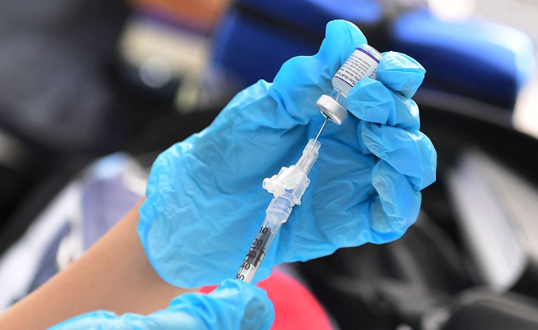 Una vacuna contra el covid-19 de Pfizer es preparada para su administración en una clínica de vacunación el 22 de septiembre, en Los Ángeles. Crédito: Frederic J. Brown/AFP/Getty Images