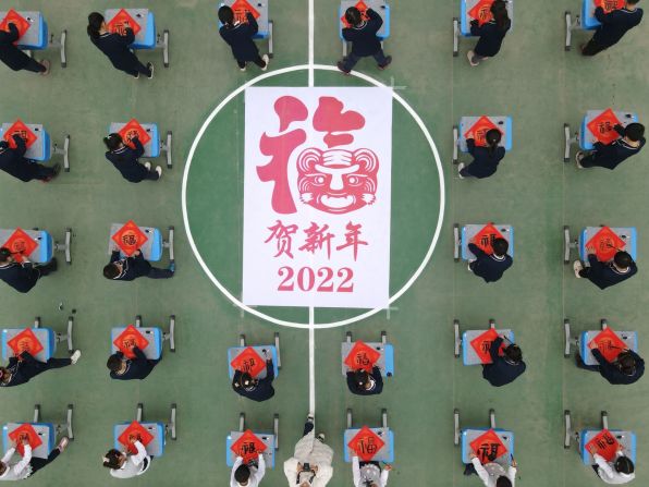 Alumnos de primaria de Hefei en China celebran el año nuevo escribiendo el carácter "fu", que significa "buena suerte". Crédito: Ge Yinian/Costfoto/Future Publishing/Getty Images