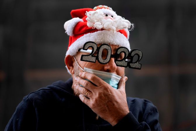Un vendedor lleva una mascarilla y unas gafas festivas en Tel Aviv, Israel. Crédito: Oded Balilty/AP