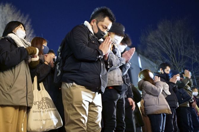Personas ofrecen oraciones de Año Nuevo en el Santuario Kanda Myojin de Tokio. Crédito: Kazuhiro Nogi/AFP/Getty Images