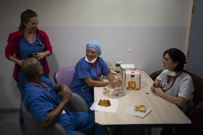 Enfermeras de un hospital de Marsella, Francia, disfrutan de un pastel de Año Nuevo mientras se toman un descanso en la unidad de cuidados intensivos de covid-19. Crédito: Daniel Cole/AP