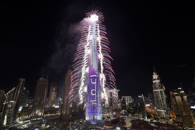 Los fuegos artificiales explotan desde el Burj Khalifa, el edificio más alto del mundo, durante la celebración del Año Nuevo en Dubái, Emiratos Árabes Unidos. Crédito: Kamran Jebreili/AP