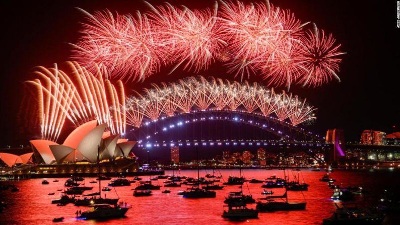Los fuegos artificiales explotan sobre la bahía de Sydney durante las celebraciones de Año Nuevo en Australia. Mira el resto de la galería para conocer cómo se celebró en otros países. Crédito: Jaimi Joy/ Reuters