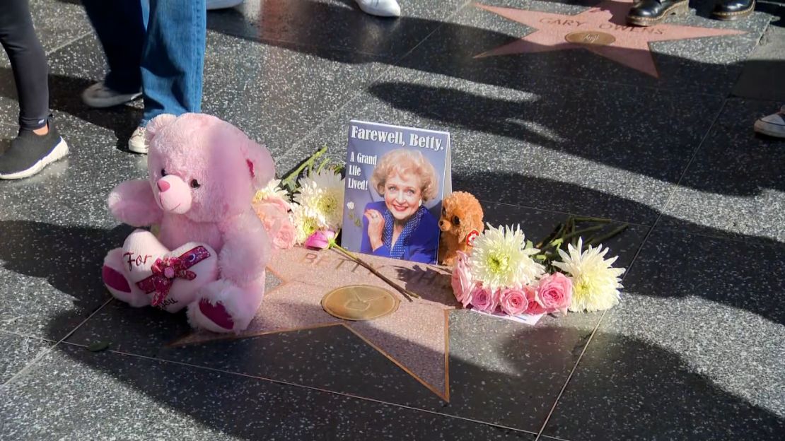 Los fans dejaron recuerdos en memoria de Betty White en su estrella en el Paseo de la Fama de Hollywood.