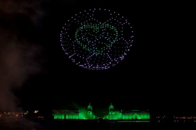 LONDRES, INGLATERRA - 1 DE ENERO: Los fuegos artificiales y un espectáculo de luces de drones se ven sobre el Old Royal Naval College en Greenwich para traer el Año Nuevo el 1 de enero de 2022 en Londres, Inglaterra.