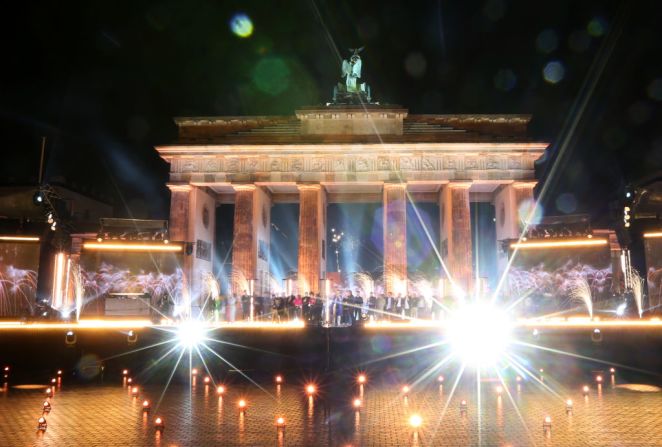 BERLÍN, ALEMANIA - 1 DE ENERO: Las celebraciones de Nochevieja solo televisadas se llevan a cabo sin audiencia en vivo cerca de la Puerta de Brandenburgo el 1 de enero de 2022 en Berlín, Alemania.