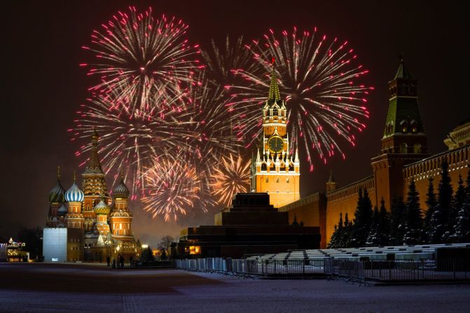 Los fuegos artificiales explotan sobre la Catedral de San Basilio y el Kremlin con la Plaza Roja vacía debido a las restricciones pandémicas durante las celebraciones de Año Nuevo en Moscú.Alexander Zemlianichenko Jr / AP