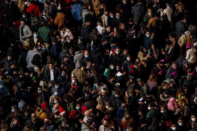 La gente celebra en Madrid, España.Manu Fernandez / AP