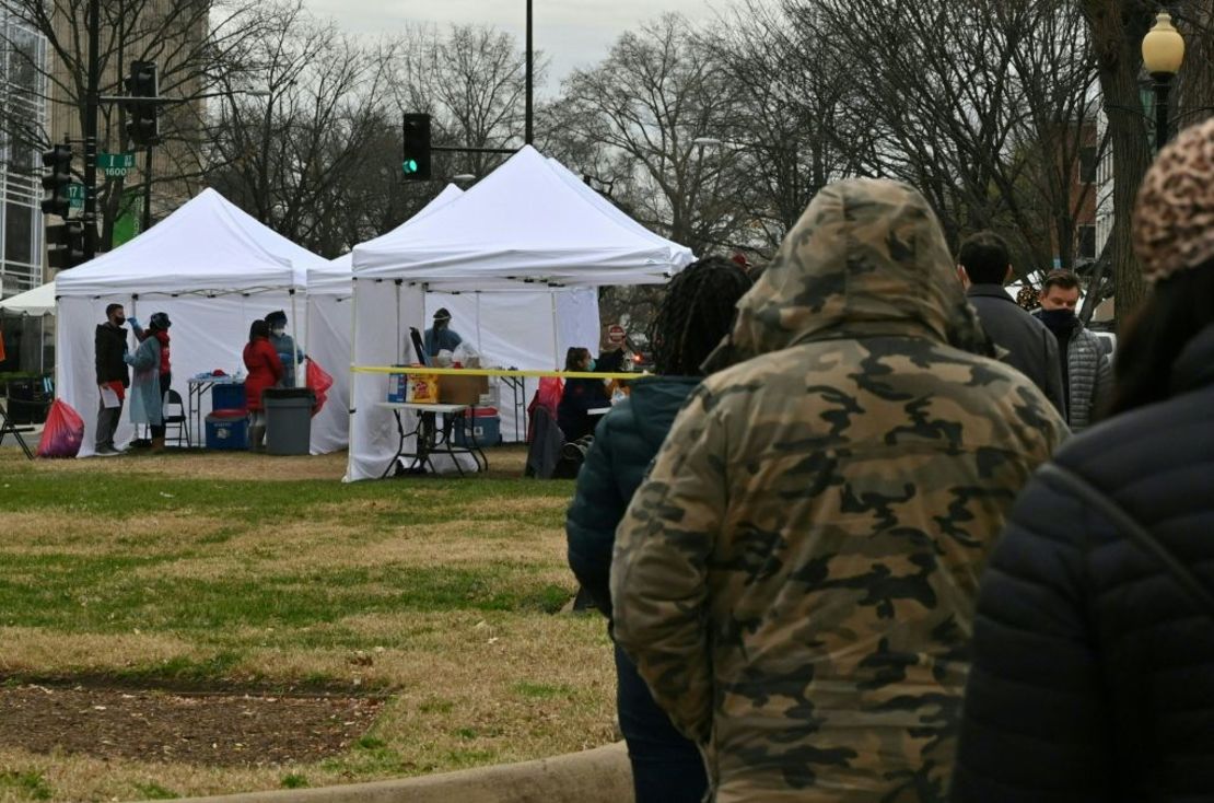 Las personas hacen fila en un sitio de prueba de covid-19 en Washington, el 29 de diciembre de 2021. Crédito: EVA HAMBACH / AFP a través de Getty Images