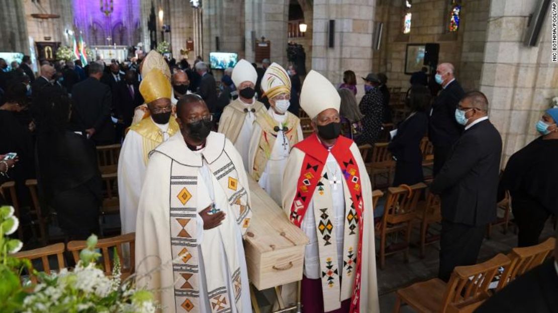 El ataúd de Tutu sale de la catedral de St. George en Ciudad del Cabo al final de su funeral el sábado.