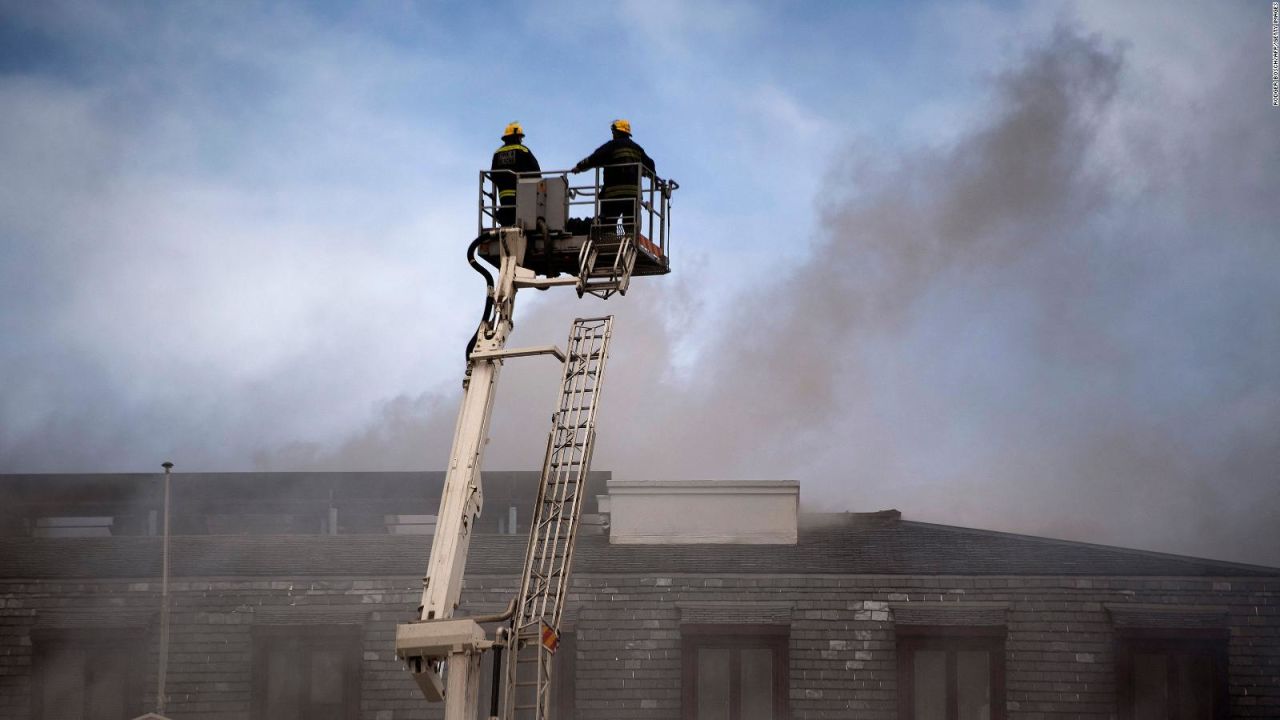 CNNE 1130518 - aparatoso incendio arrasa parte del parlamento de sudafrica