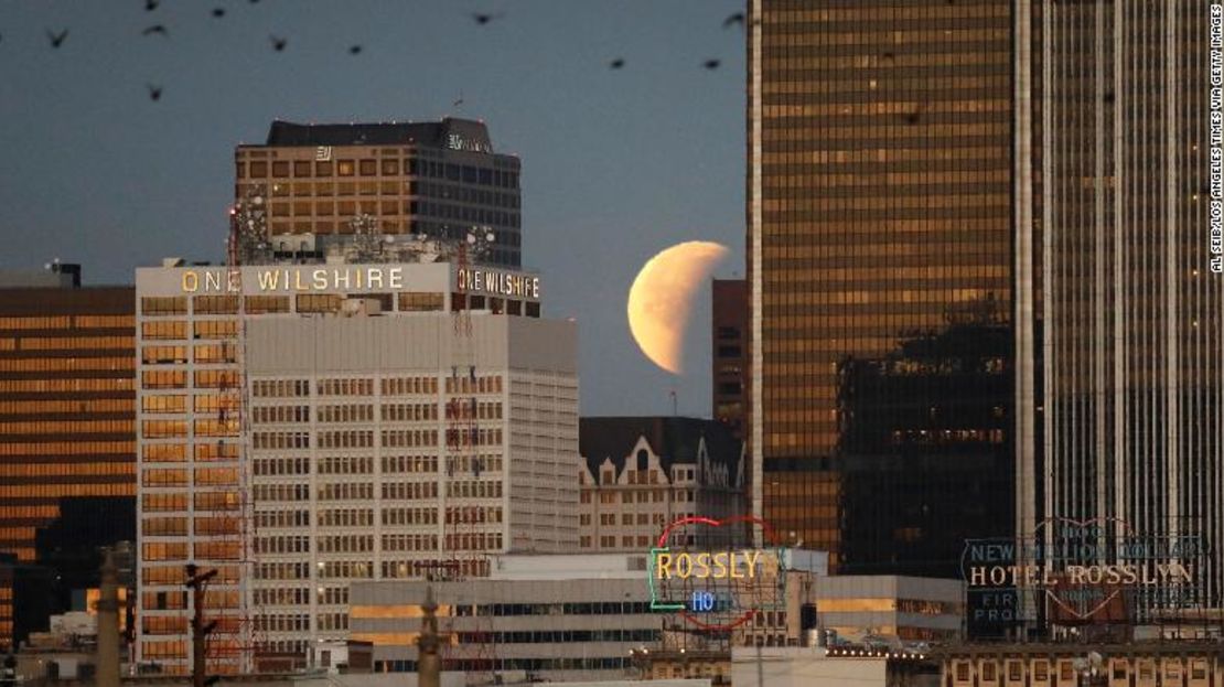 Un fotógrafo captó esta imagen de una "luna de sangre" en Los Ángeles en enero de 2018.