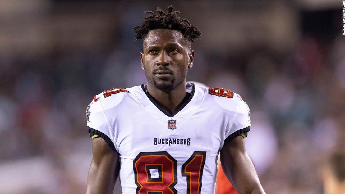 Antonio Brown de los Tampa Bay Buccaneers antes del partido contra los Philadelphia Eagles en el Lincoln Financial Field el 14 de octubre de 2021, en Filadelfia.