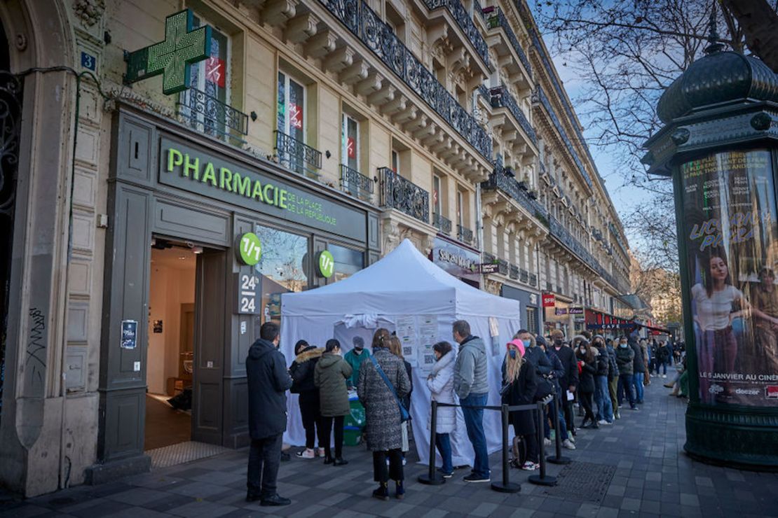 Personas hacen fila para realizarse una prueba de covid-19 el día de Año Nuevo en una farmacia en la Place de la République el 1 de enero de 2022 en París, Francia.