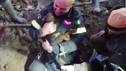 CNNE 1130655 - increible rescate de 2 perros atrapados en italia