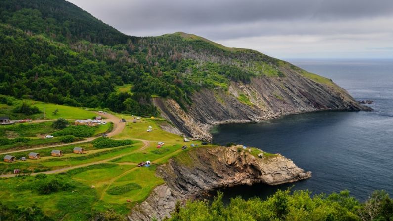 Isla del Cabo Bretón, Nueva Escocia: los visitantes pueden sumergirse en las tradiciones de los Mi'kmaq de Cabo Bretón, un pueblo de las Primeras Naciones que vive en la región marítima oriental de Canadá desde hace más de 10.000 años. Crédito: Adobe Stock