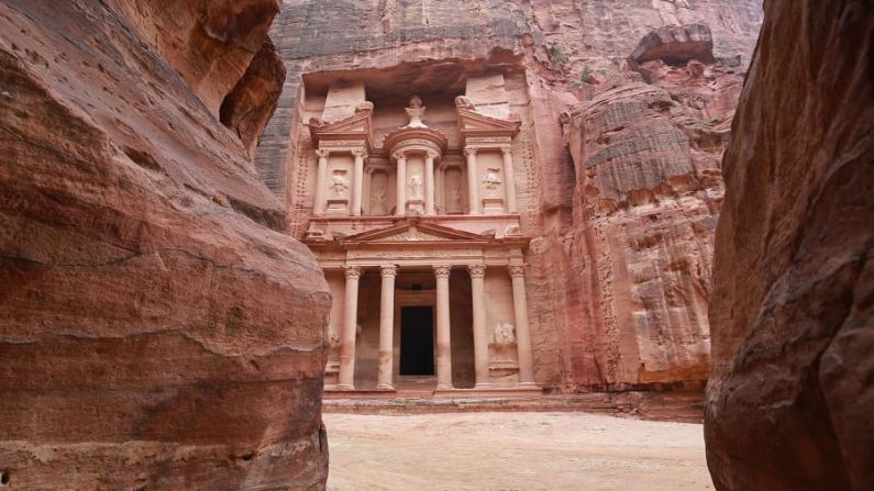 Jordania: los años de disturbios en la región, seguidos de la pandemia, hacen que Petra, antaño amenazada por su éxito turístico, esté ahora pidiendo a gritos que la visiten. Crédito: Khalil Mazraawi/AFP/Getty Images