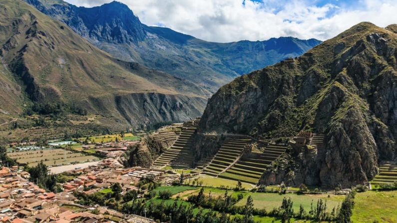 Ollantaytambo: este pueblo bien conservado en la ruta a Machu Picchu, en el Valle Sagrado de Perú, cuenta con sus propias e impresionantes ruinas incas y ha sido nombrado recientemente uno de los "mejores pueblos turísticos" del mundo por la Organización Mundial del Turismo de las Naciones Unidas. Crédito: Adobe Stock