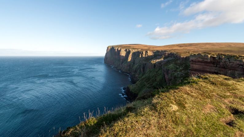 Islas Orcadas: se encuentran frente al extremo más septentrional de Escocia, un impresionante archipiélago con acantilados y peñascos repletos de aves marinas, focas y fascinantes sitios arqueológicos. Crédito: Adobe Stock