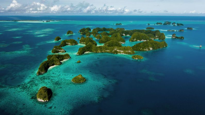 Palau: todos los visitantes del país insular deben firmar el "Compromiso de Palaos", un compromiso de comportarse de forma responsable durante el viaje y poner de su parte para cuidar el medio ambiente. Crédito: Adobe Stock