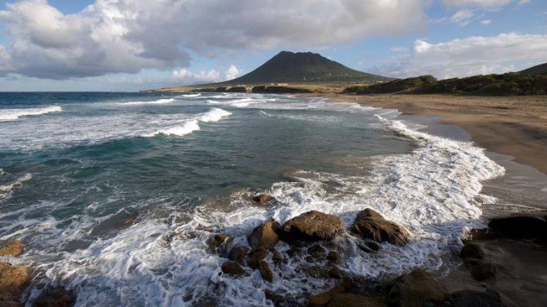 San Eustaquio: la pieza central de "Statia", como la conocen los lugareños, es Quill, un volcán inactivo cuyas laderas inclinadas permiten realizar excelentes excursiones, así como unas vistas panorámicas de esta perla marina de ocho millas cuadradas. Crédito: Alamy