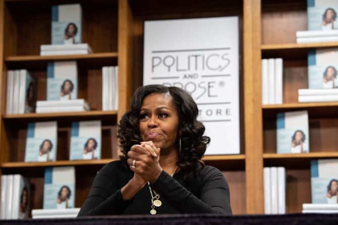 La ex primera dama Michelle Obama dijo en 2020 que sufre de una "depresión de bajo grado". ¿Las razones? La pandemia, las relaciones raciales en Estados Unidos y la lucha política que la rodea. "Me estoy despertando en medio de la noche porque me preocupa algo o porque hay pesadez", dijo Obama en "El podcast de Michelle Obama”.