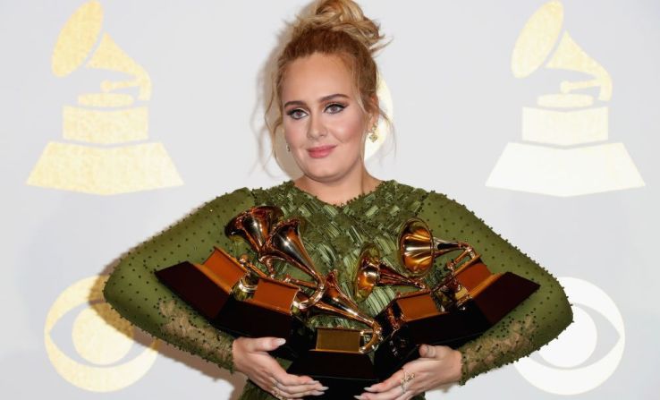 La cantante Adele hizo publico en 2016 que sufrió una depresión posparto tras el nacimiento de su hijo Angelo, quien actualmente tiene 9 años. "Tuve una seria depresión posparto y me asustó mucho. Estaba obsesionada con mi hijo. Me sentía muy inadecuada, como si hubiera tomado la peor decisión de mi vida", confesó la cantante británica a la revista Vanity Fair en 2016.