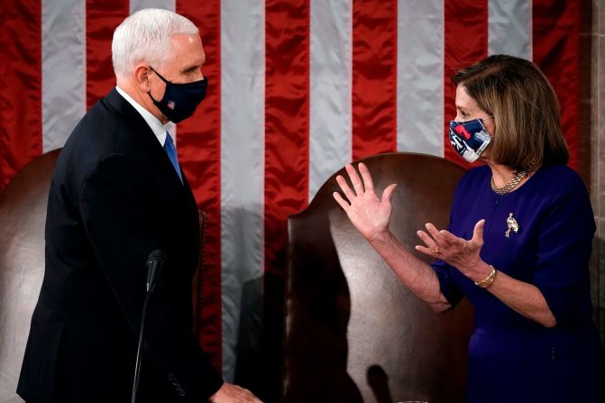 El vicepresidente Mike Pence y la presidenta de la Cámara de Representantes, Nancy Pelosi, ofician la sesión conjunta del Congreso a primera hora del 6 de enero. El Congreso estaba reunido para contar y certificar los votos del Colegio Electoral antes de que el Capitolio fuera asaltado.