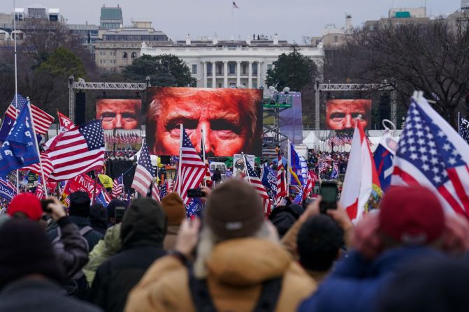 Simpatizantes de Trump participan en un mitin cerca de la Casa Blanca.
