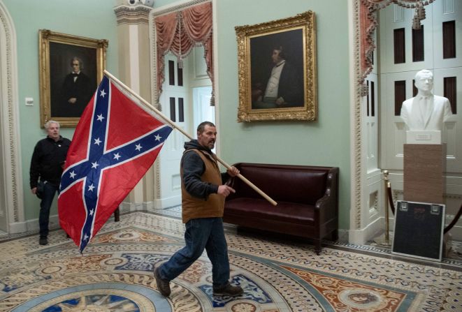 Un partidario de Trump lleva una bandera de batalla de la Confederación en la Rotonda del Capitolio. Durante la Guerra Civil, lo más cerca que cualquier insurgente que llevara una bandera confederada llegó al Capitolio fue a unos 10 kilómetros, durante la batalla de Fort Stevens en 1864.