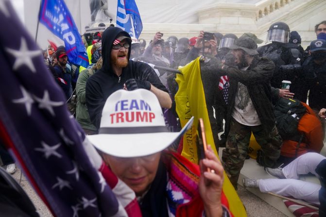 Simpatizantes de Trump intentan atravesar una barrera policial frente al Capitolio.
