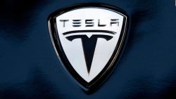 CNNE 1131564 - tesla abre "showroom" en la region china de xinjiang