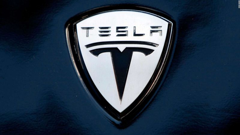 Tesla abre una sala de exhibición de autos en la región china de xinjiang y genera polémica | cnn